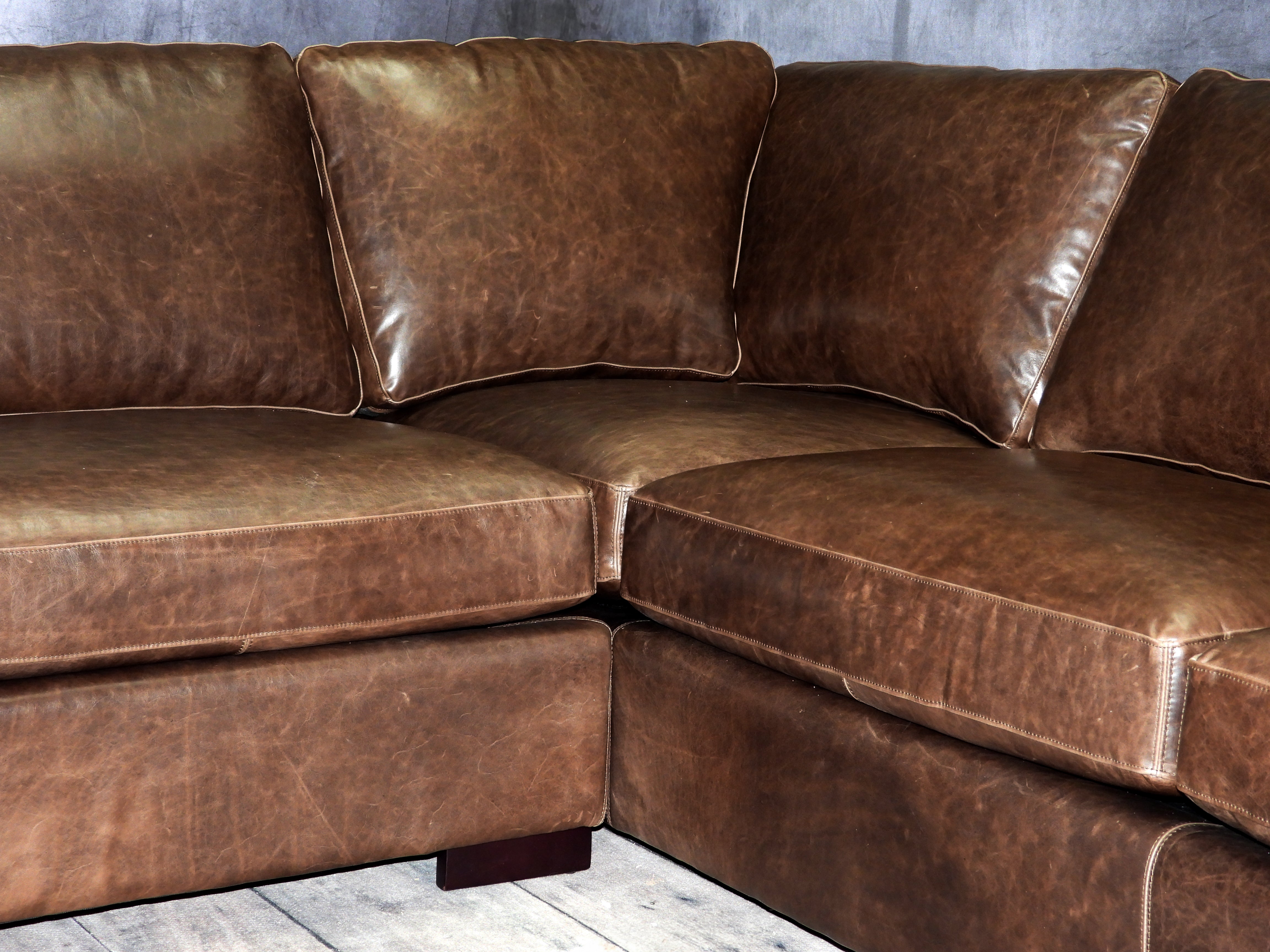 MAXIMILA LEATHER SECTIONAL